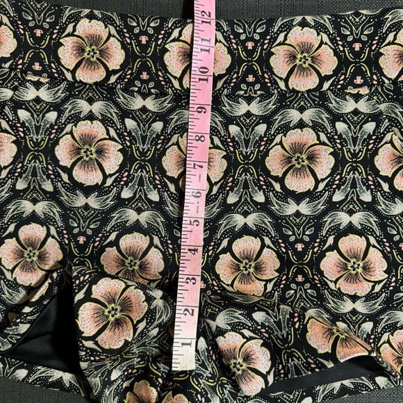 Alice + Olivia NWOT Donald High Rise Shorts in Black/Peach Promise Floral Size 6 - Picture 10 of 16